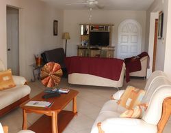Ginger Lily 2-bed Suite at Sungold House Barbados Oda Düzeni