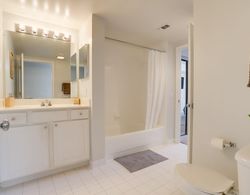 Gorgeous 1 Bedroom Condo at Ballston Banyo Tipleri