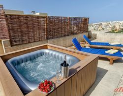 Gozo PH w Private Rooftop Jacuzzi Terrace Views Oda