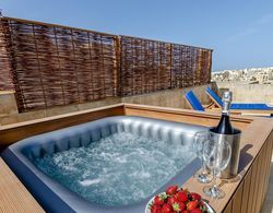 Gozo PH w Private Rooftop Jacuzzi Terrace Views Oda