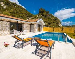 Great Villa With Private Pool and Jacuzzi in Kas Oda
