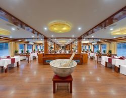 Halong Crown Cruise Yerinde Yemek