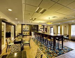 Hampton Inn & Suites Cleveland/Oakwood Village, OH Lobi