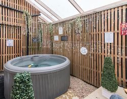 Hidden Hot Tub Retreat Apartment in Nottingham Öne Çıkan Resim