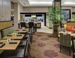 Hilton Garden Inn Atlanta North/Alpharetta Yeme / İçme