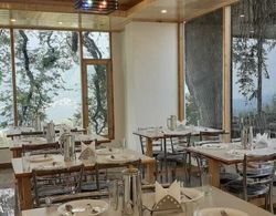 Hotel Himalayan Oak Yerinde Yemek