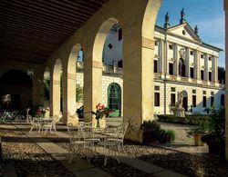 Historic Venetian Style Castle in Piombino Dese With Pool Oda Düzeni