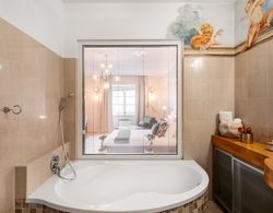 Historic Apartment With Antique Fresco at Main Square Old Town View Banyo Tipleri