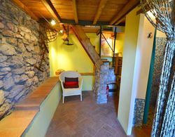 Holiday Home with Views and Fireplace in Bagni di Lucca near Lake Oda Düzeni