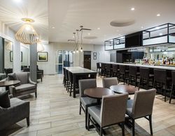 Holiday Inn Hotel and Suites Grande Prairie Confer Bar