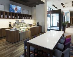 Holiday Inn Hotel and Suites Montreal Centre-ville Yeme / İçme