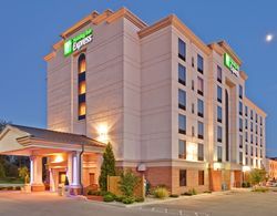 Holiday Inn Express and Suites Bloomington Genel