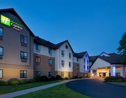 Holiday Inn Express and Suites Bradley Airport Genel