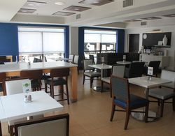 Holiday Inn Express and Suites Charlotte Concord I Yeme / İçme