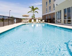 Holiday Inn Express and Suites Ft Myers East The F Havuz