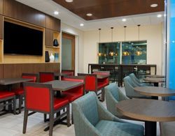 HOLIDAY INN EXPRESS AND SUITES LAKE CHARLES SOUTH Yeme / İçme