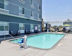Holiday Inn Express and Suites Loma Linda San Bern Havuz