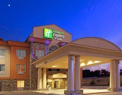 Holiday Inn Express and Suites Marshall Genel