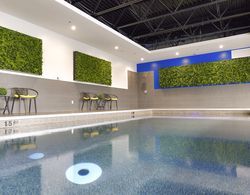 Holiday Inn Express and Suites Vaudreuil Dorion Havuz