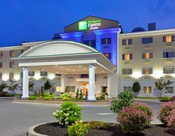 Holiday Inn Express and Suites Watertown Thousand Genel
