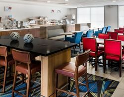 Holiday Inn Express Hotel & Suites Charlotte Airpo Yeme / İçme