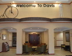 Holiday Inn Express & Suites Davis-University Area Lobi