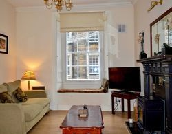 Homely, Comfortable 2 Bed in Historic Rose Street Oda Düzeni