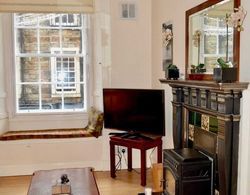 Homely, Comfortable 2 Bed in Historic Rose Street Oda Düzeni