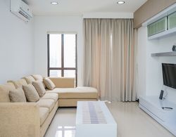 Homey and Modern Tamansari Semanggi 2BR Apartment Oda Düzeni