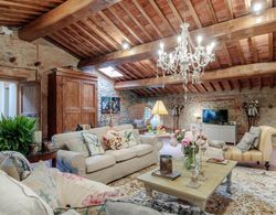 Villa Hugo in Lucca With 4 Bedrooms and 1 Bathrooms Oda