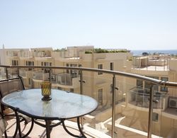 Immaculate 2-bed Apartment in Makrygialos Oda Düzeni
