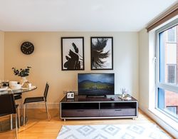 Impeccable 1-bed Apartment in London City Oda Düzeni