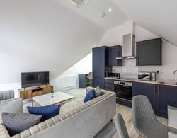Impeccable 2-bed Apartment in Camberley Oda Düzeni