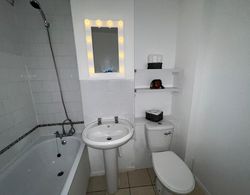 Impeccable 2-bed Apartment in Grays, London Banyo Tipleri