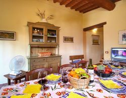 Apartment in a Farmhouse in Radda In Chianti With Patio Yerinde Yemek