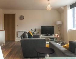 Inviting 2-bed Apartment in Derby, UK Oda Düzeni
