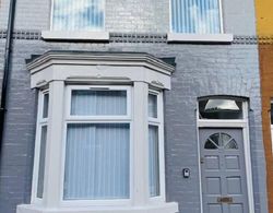 Inviting 3-bedroom Home in Liverpool With Parking Dış Mekan