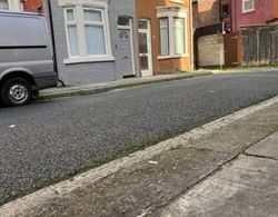 Inviting 3-bedroom Home in Liverpool With Parking Dış Mekan