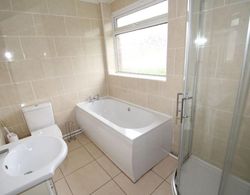 Inviting 5-bed House in Stockport Bramhall Banyo Tipleri