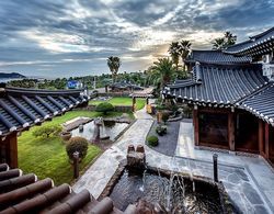 Jeju Hanok Hotel Hallagung Dış Mekan