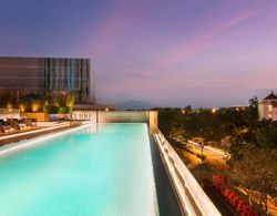 Joyze Hotel Xiamen Curio Collection by Hilton Havuz