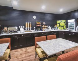 La Quinta Inn & Suites by Wyndham Brooklyn Central Yerinde Yemek