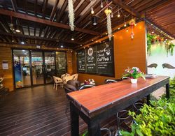 Lao Lao Cafe and Hostel Yerinde Yemek