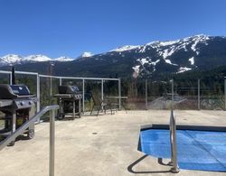 Large 2-bedroom Whistler Condo for up to 6 People w Swimming Pool hot tub Oda