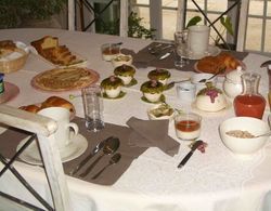 Les Hauts Du Val - chambres d'hotes Kahvaltı