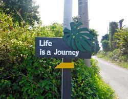 Life is a Journey - Hostel Dış Mekan