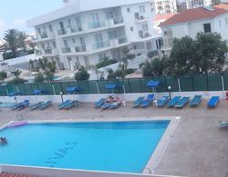 Livas Hotel Apartments Havuz