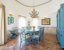 Located on a Quiet Cul-de-sac, Just Within 1 Mile From the Centre of Vilamoura Yerinde Yemek