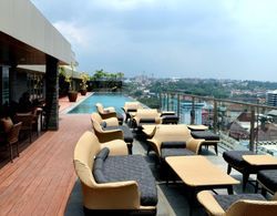 Louis Kienne Hotel Simpang Lima Yeme / İçme