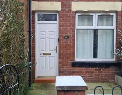 Lovely 2-bed House in Bolton Greater Manchester Dış Mekan